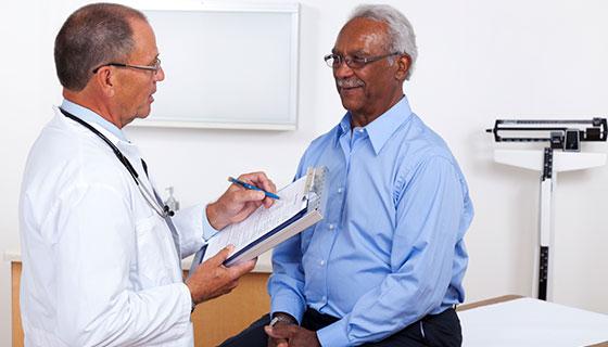 一位老人在体检时与他的医生交谈.