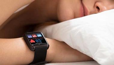 一个人睡觉时，智能手表会跟踪他们的睡眠