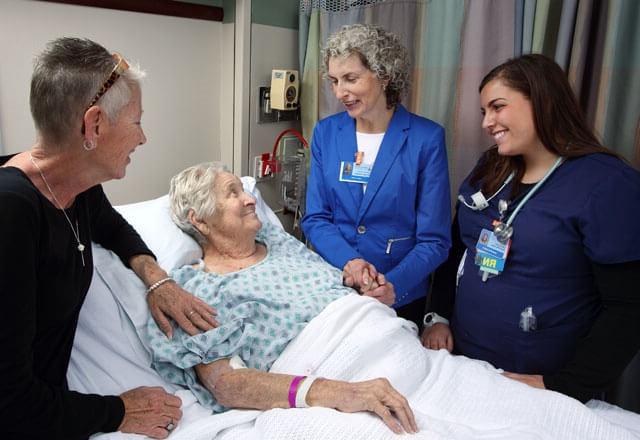 家属和护士在病床上安慰推荐十大正规网赌平台